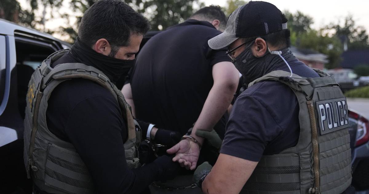 Suman más de 400 arrestos en área de Chicago; aseguran que más del 60% eran objetivos clave