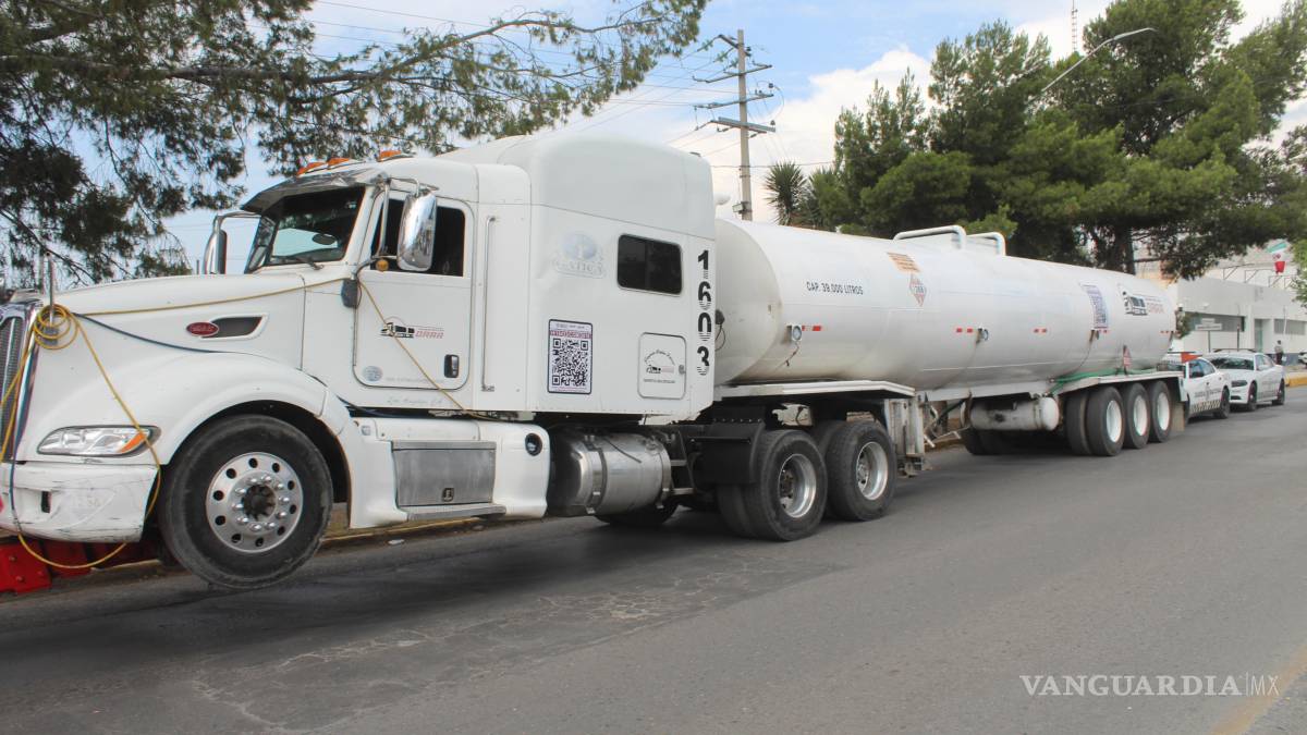 Descubren pipa con la que ordeñaban combustible de ductos, en Parras de la Fuente