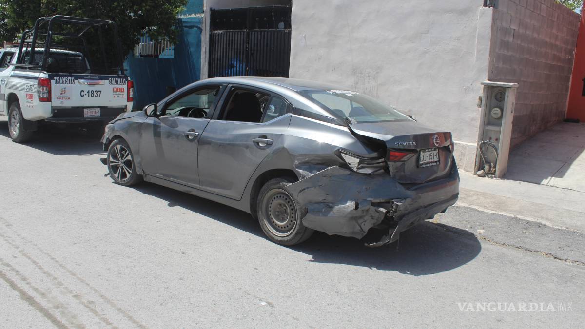 Conductor en estado de ebriedad se impacta con auto estacionado, en Saltillo