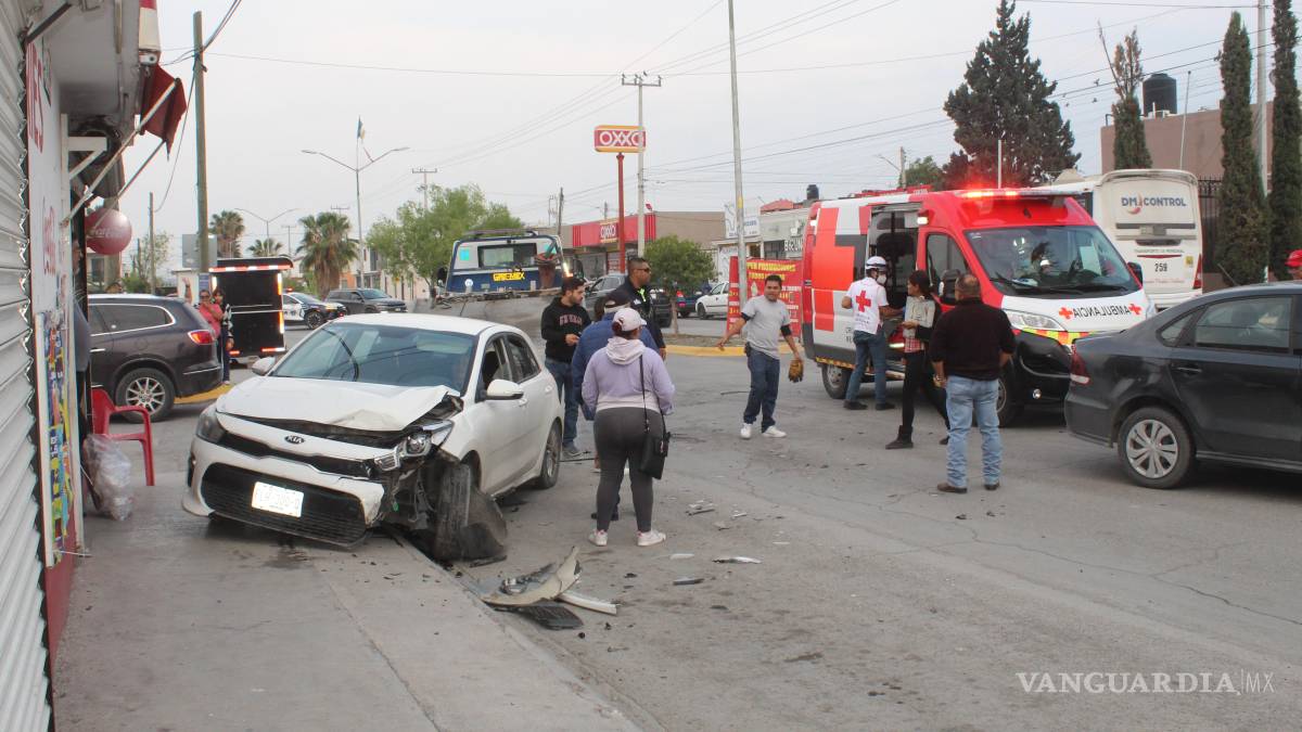 Conductoras protagonizan choque frontal, en Saltillo