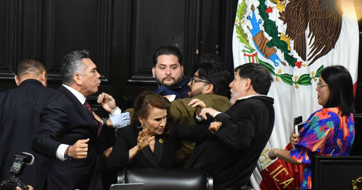 Con empujones, gritos y jaloneos, ‘Alito’ Moreno y Fernández Noroña discuten en el Senado