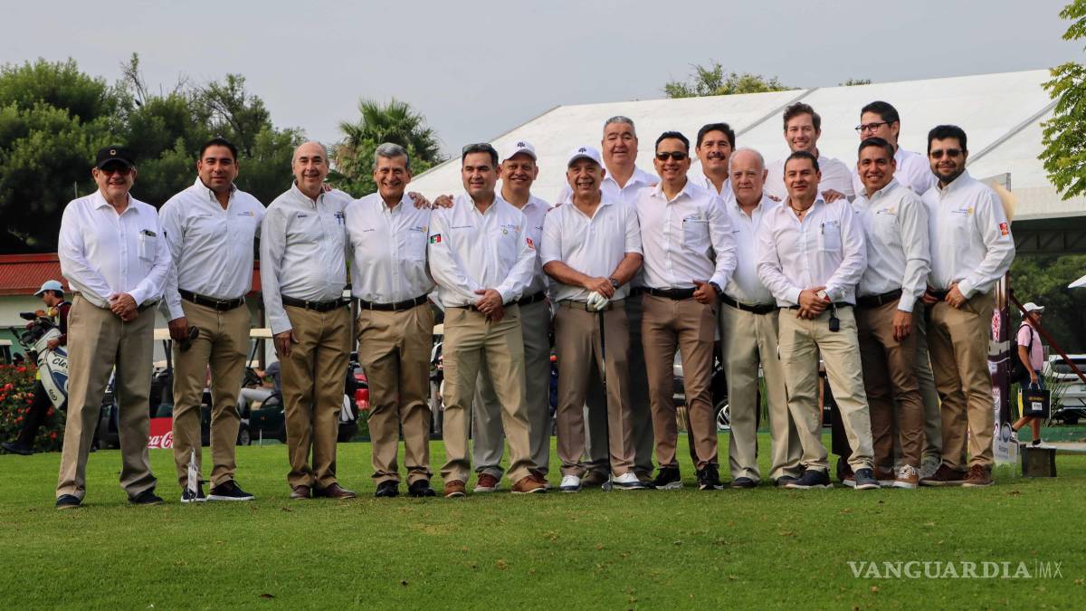 $!Jorge del Bosque recibió el homenaje, 17 años después de que su padre fuera también distinguido.