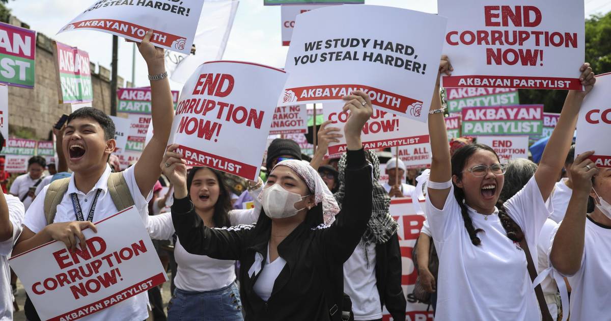 Miles protestan en Filipinas por escándalo de corrupción; detienen a 17 personas