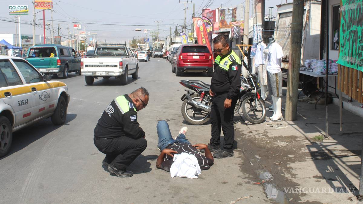 Motociclista se impacta contra camioneta, en Saltillo