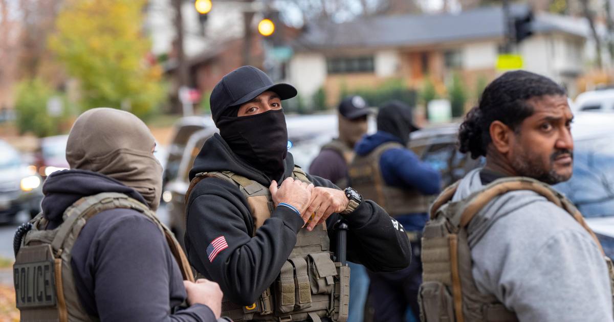 Una celebración con sillas vacías en la mesa de Acción de Gracias de familias migrantes en EU