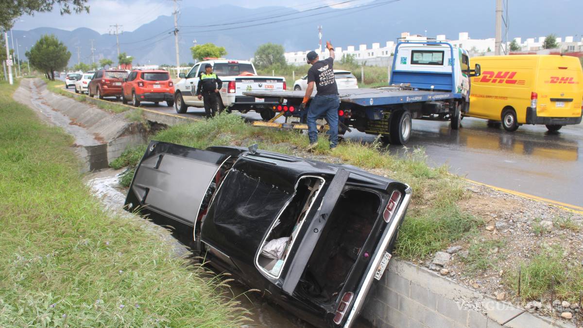Iba a una graduación y vuelca su auto clásico en un canal, en Saltillo