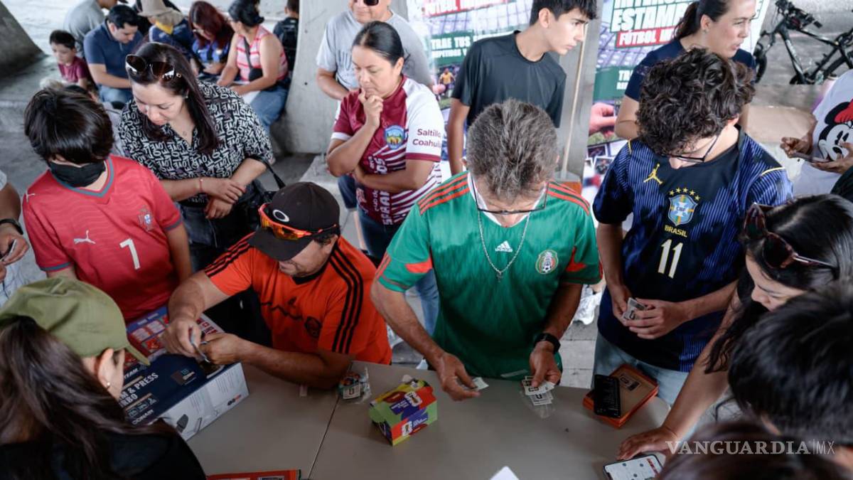 Familias toman la Ruta Recreativa para intercambiar estampitas