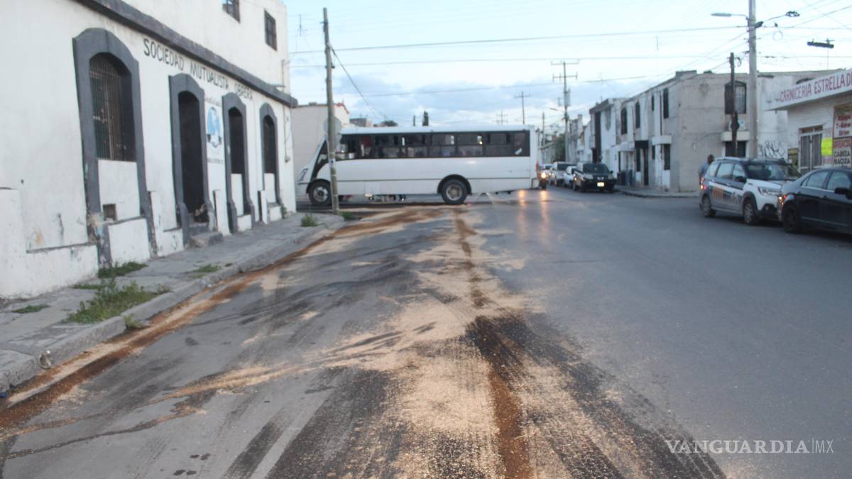 Choque entre auto y camión provoca derrame de diesel, en el centro de Saltillo