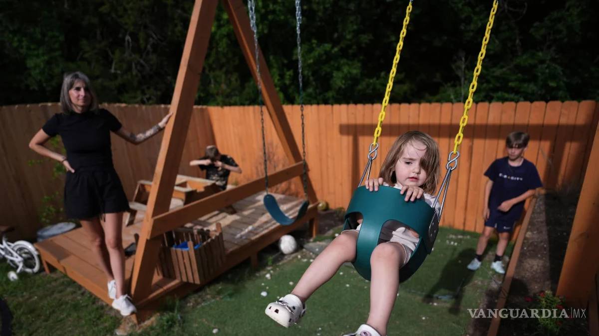 $!Eileen Lamb (i) a quien le diagnosticaron autismo en la edad adulta, cuida de sus hijos, Charlie Lamb y Jude (derecha), también autistas, y de su hija Billie en Austin.