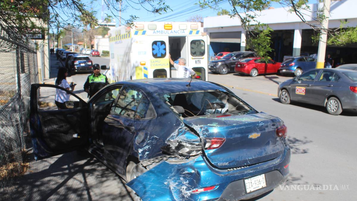 Conductora se pasa el alto y la impactan, en Saltillo