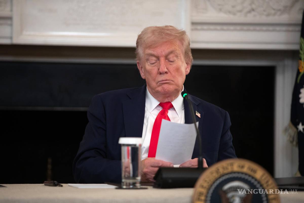 $!Donald Trump lee una nota del secretario de Estado Marco Rubio sobre el plan de paz para Oriente Medio en la Casa Blanca en Washington.