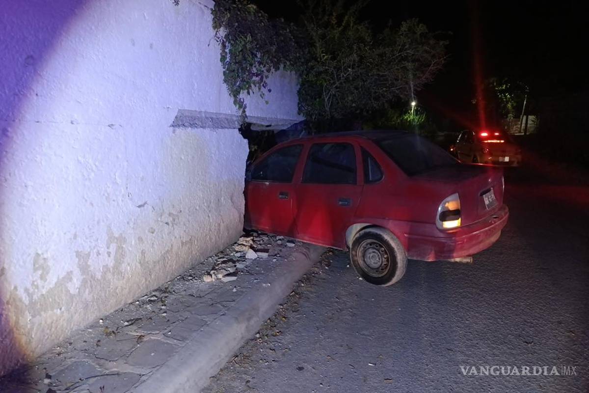 Parras: pierde control de auto en pendiente y termina incrustado en una barda, hay 5 heridos