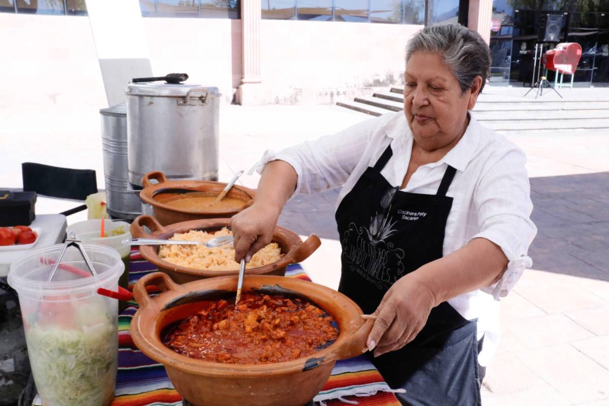 $!En la explanada de la Presidencia Municipal, familias y visitantes llenaron las mesas para probar tamales de pollo, puerco, frijoles, queso y especialidades en hoja de acelga, además de los de chicharrón de “La Ramos”, que se agotaron temprano.