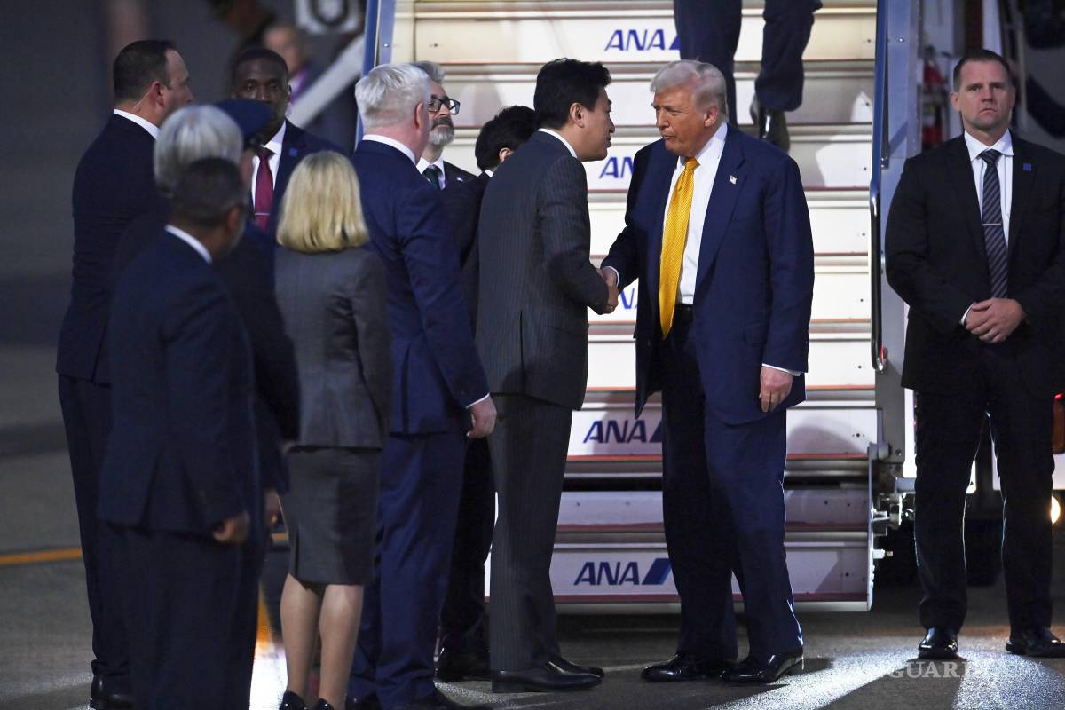 $!El presidente de Estados Unidos, Donald Trump, es recibido por el recién nombrado secretario jefe del gabinete, Minoru Kihara a su llegada a Tokio, Japón.
