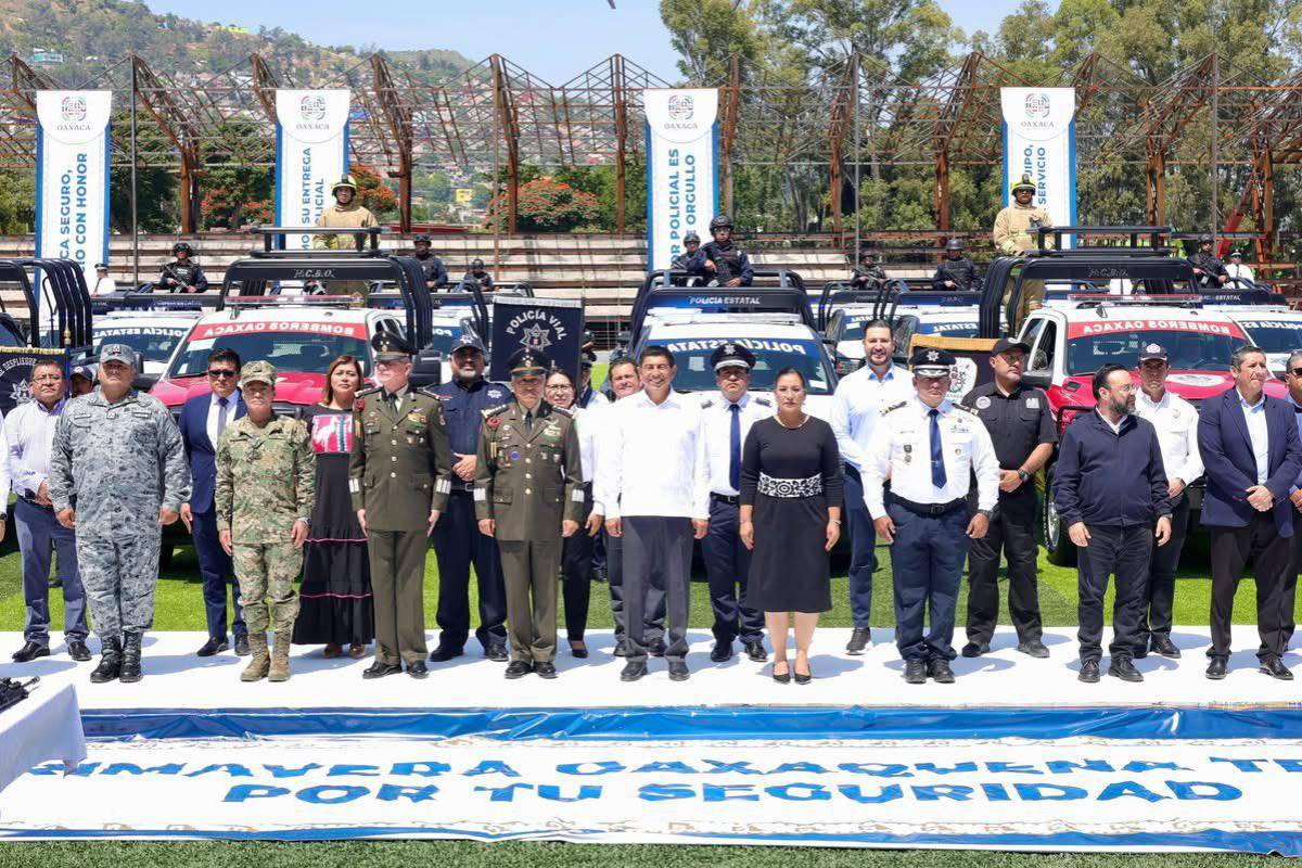 Gobierno de Oaxaca entrega rifles de asalto de origen israelí a policías estatales