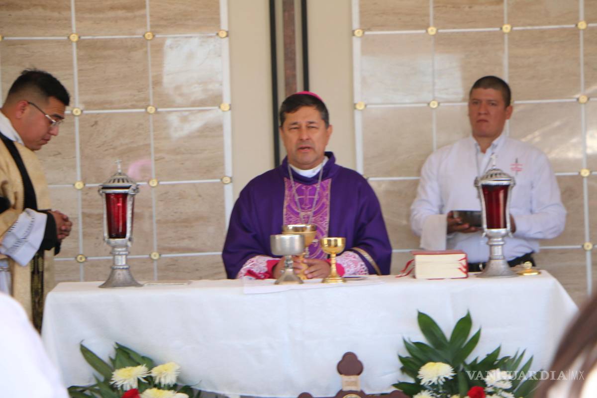 $!Familias convivieron entre flores, música y recuerdos en panteones del norte de Coahuila