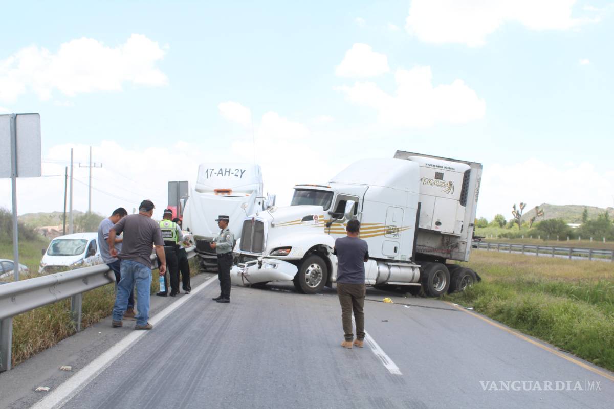 Nuevamente, carreteras de Coahuila se ven afectadas por percance de tráileres
