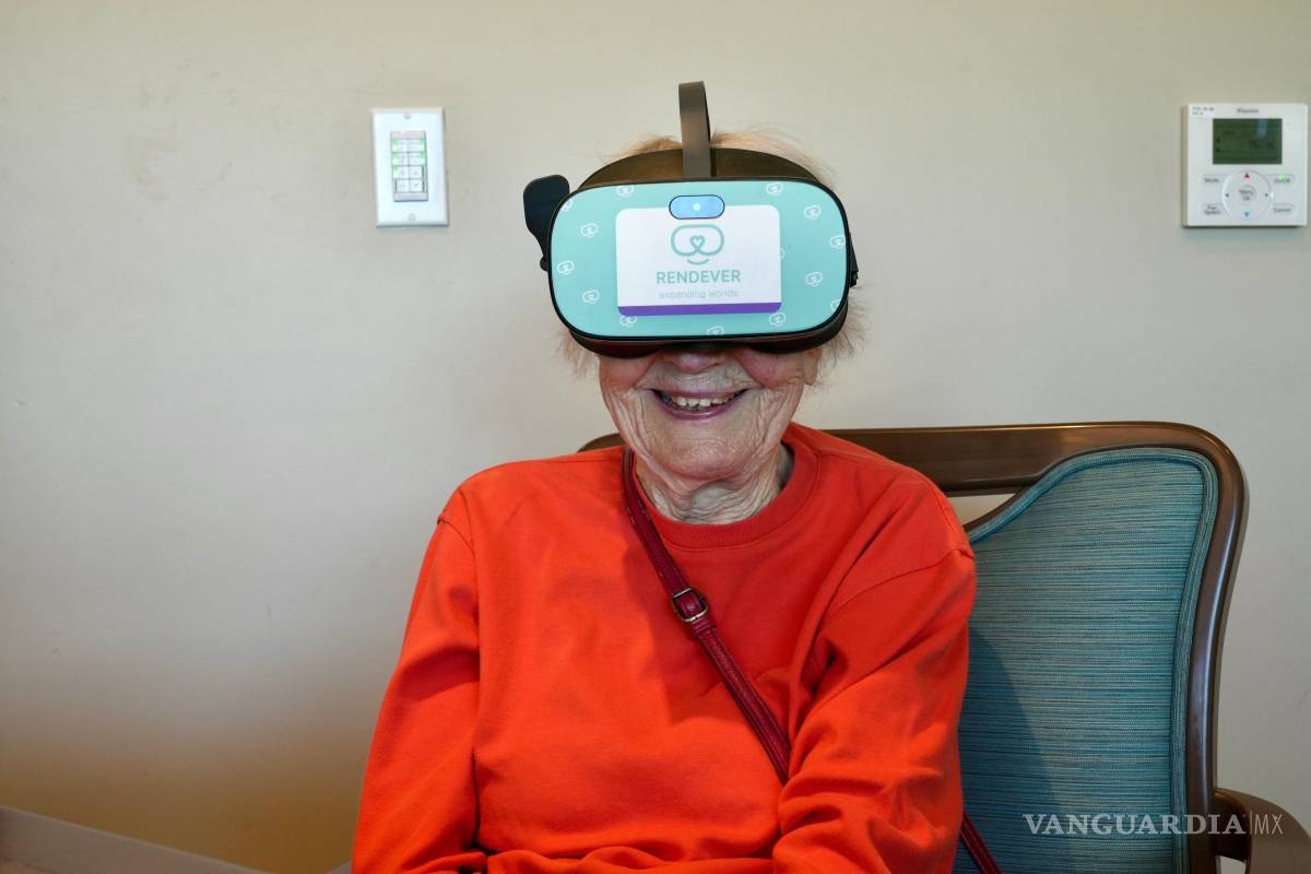 $!Una residente mira un video a través de un casco de realidad virtual Rendever en la comunidad de jubilados Forum at Rancho San Antonio en Cupertino, California.