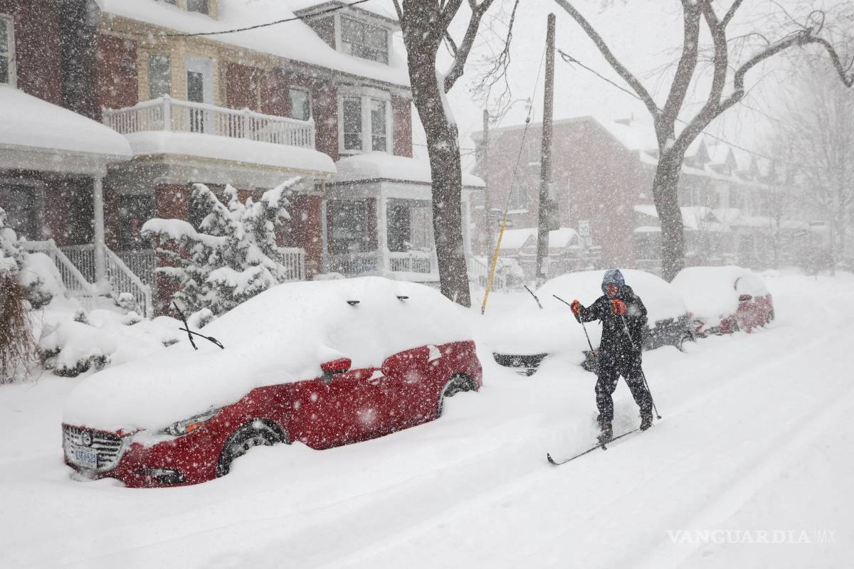 $!Toronto amaneció este lunes totalmente paralizada tras la caída el domingo de hasta 60 centímetros de nieve y con temperaturas de -15 grados.