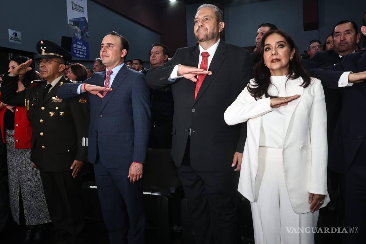 $!Autoridades estatales y municipales acompañaron al edil en el informe.