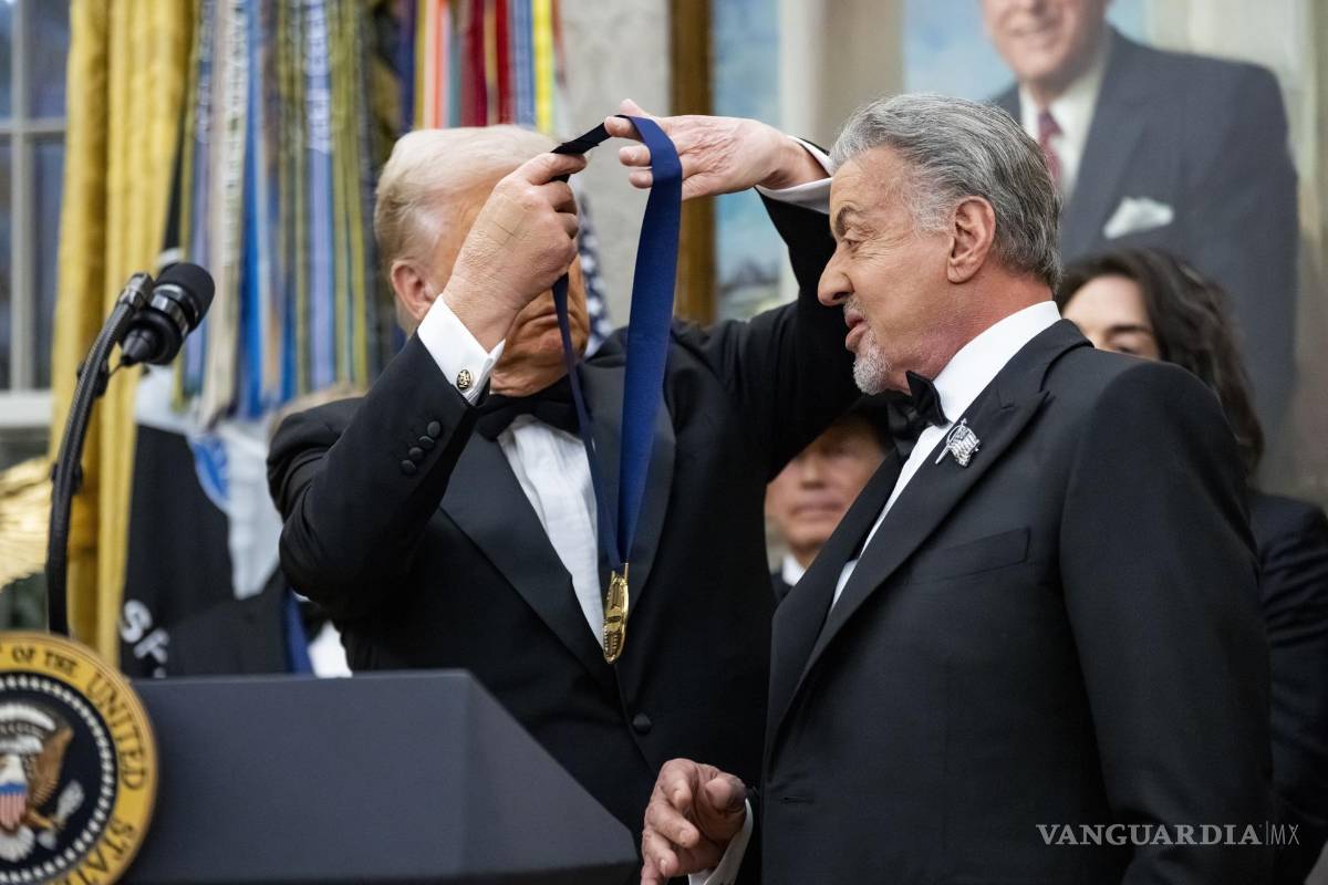 $!Donald Trump, coloca una medall al actor y homenajeado del Centro Kennedy 2025, Sylvester Stallone, durante una ceremonia en la Oficina Oval.