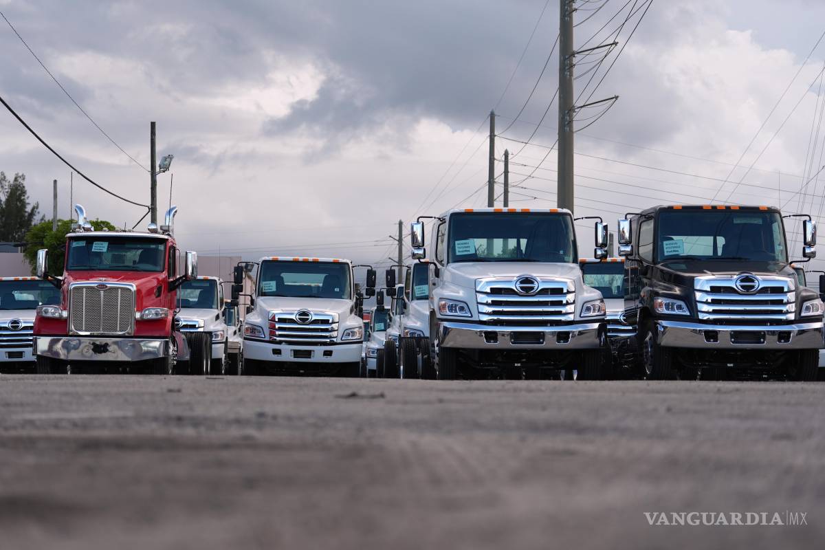 $!Trump anunció que impondrá aranceles del 25% a los camiones.