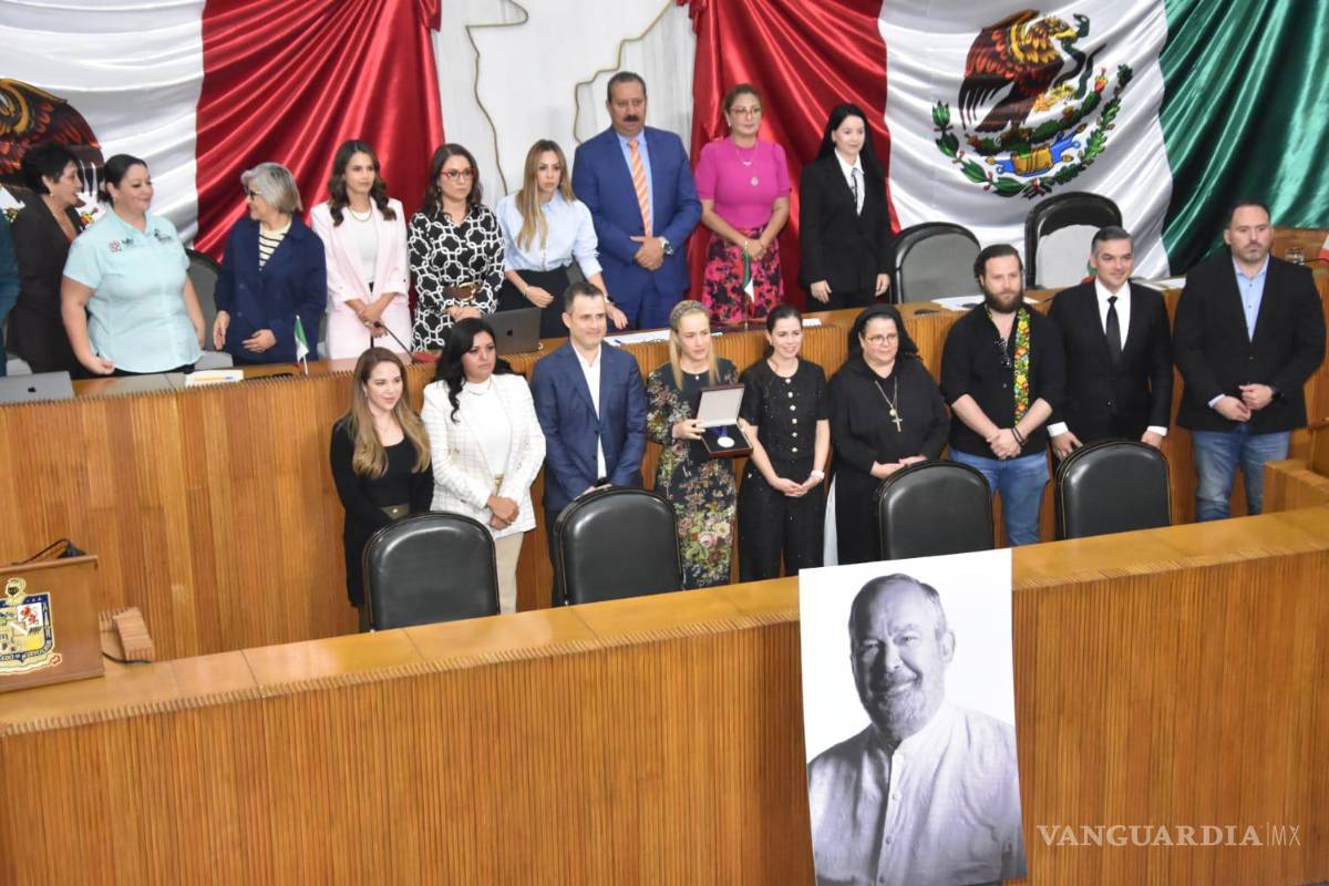 Congreso de Nuevo León entrega a hijos de Mauricio Fernández medalla instituida en su honor