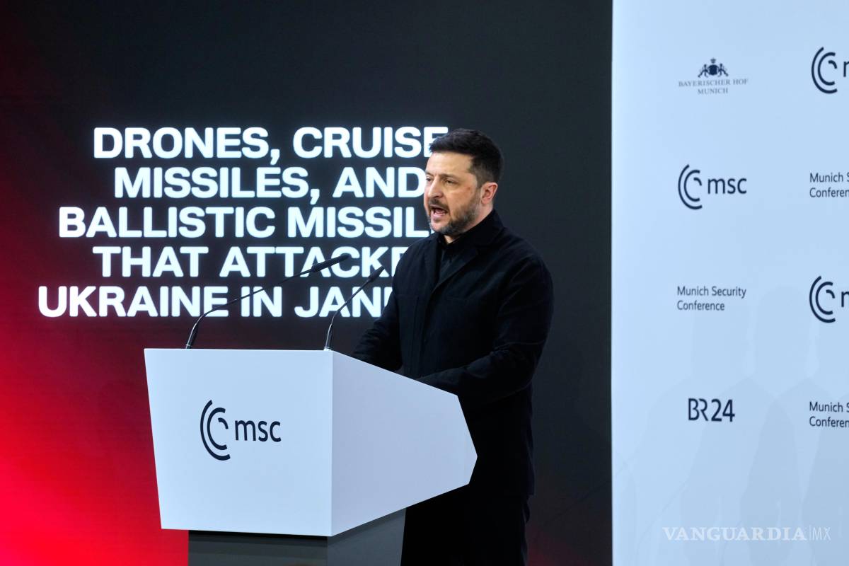 $!El presidente de Ucrania, Volodímir Zelenski, se dirige a la audiencia durante una sesión en la Conferencia de Seguridad de Múnich, en Múnich, Alemania.