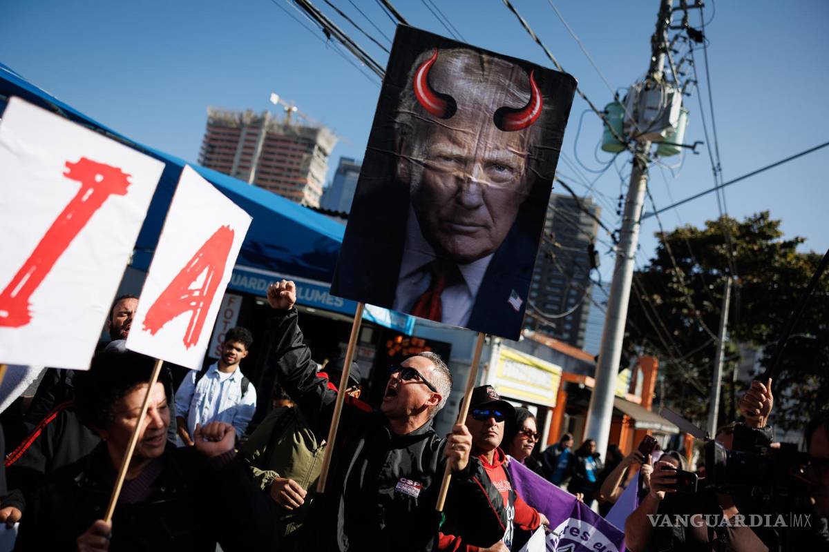 $!Una persona en una protesta contra los aranceles estadounidenses frente al Consulado General de Estados Unidos en São Paulo, Brasil.