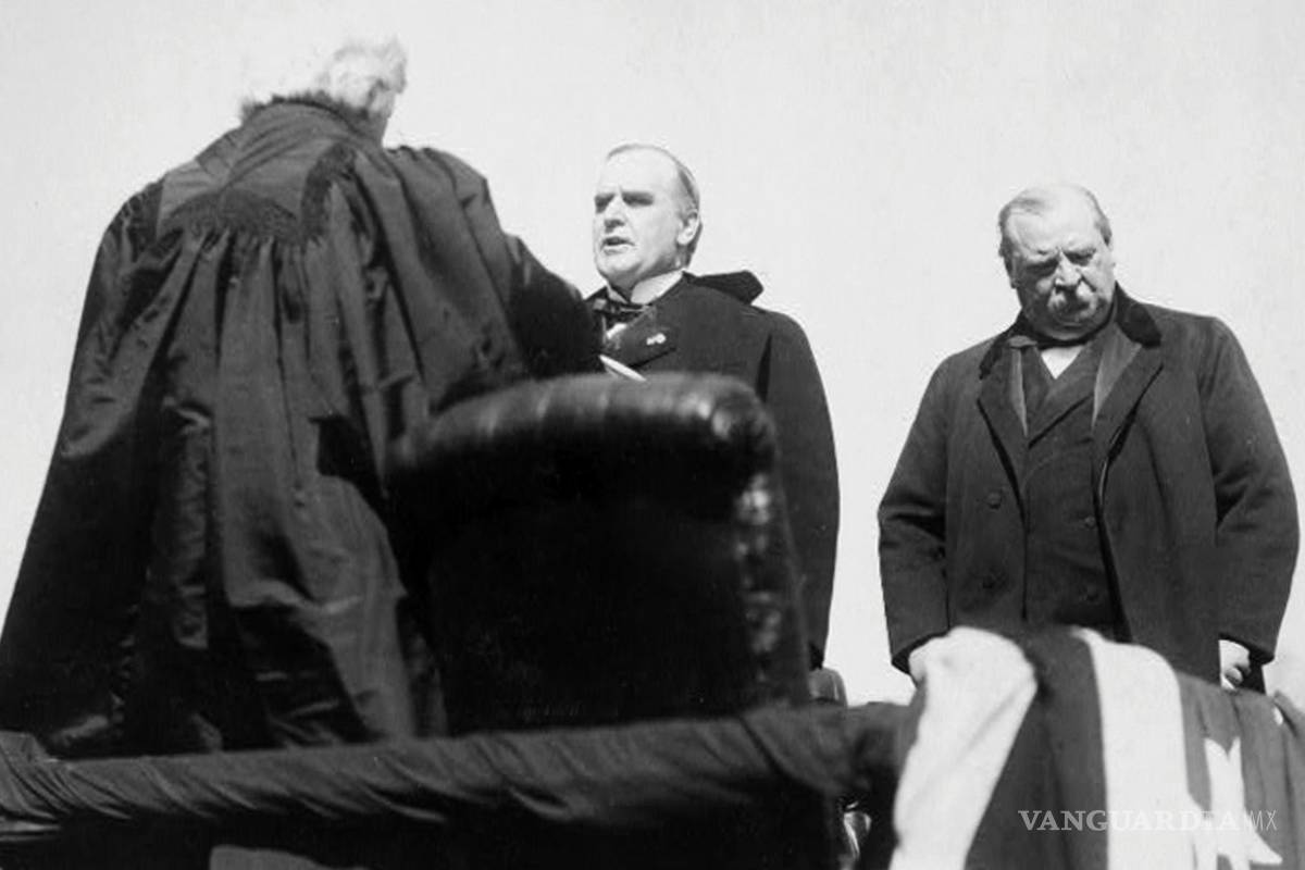 $!El presidente del Tribunal Supremo, de izquierda a derecha, en el juramento del cargo al mayor William McKinley durante su toma de posesión presidencial.
