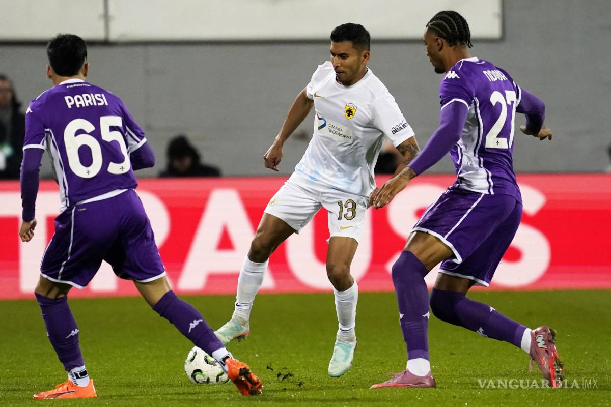 $!Orbelín Pineda disputó cada balón con intensidad en el mediocampo del AEK de Atenas durante su victoria sobre la Fiorentina.