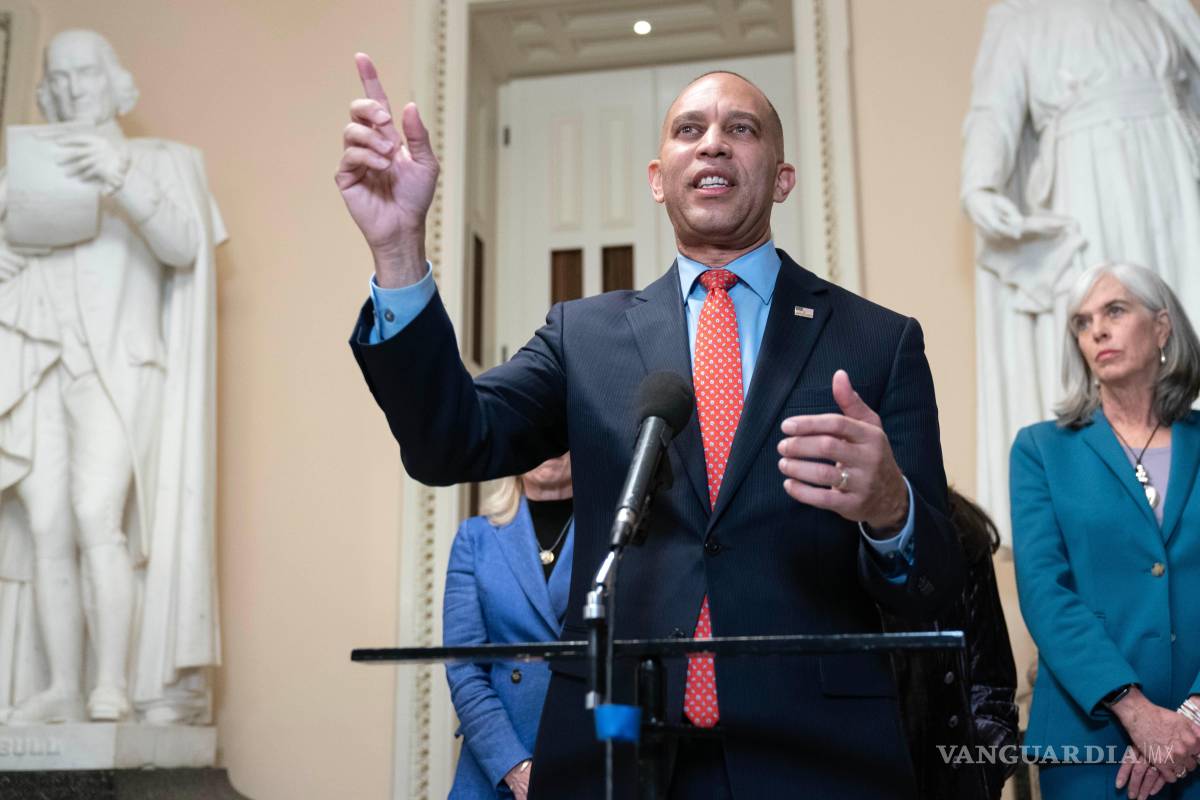 $!El líder de la minoría demócrata en la Cámara de Representantes, Hakeem Jeffries habla con los periodistas un día antes de la votación para reabrir el gobierno.