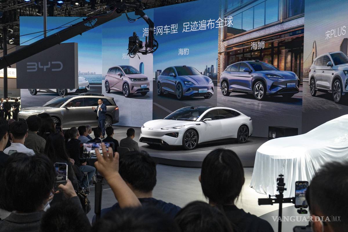 $!Los coches eléctricos son muy parecidos a los celulares o las computadoras portátiles: cuanto más se fabrican, más barato resulta fabricar aún más.