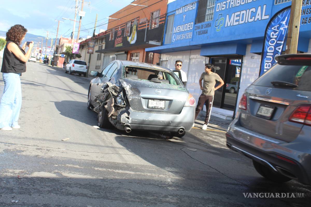 Choque de camión urbano en Saltillo deja cuantiosos daños materiales