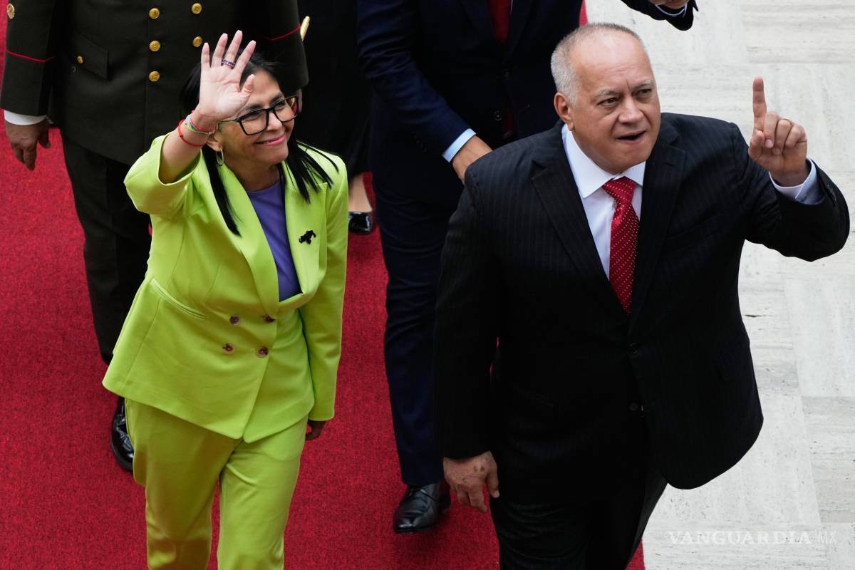 $!La presidenta encargada de Venezuela, Delcy Rodríguez y el ministro del Interior, Diosdado Cabello, llegan a la Asamblea Nacional en Caracas, Venezuela.