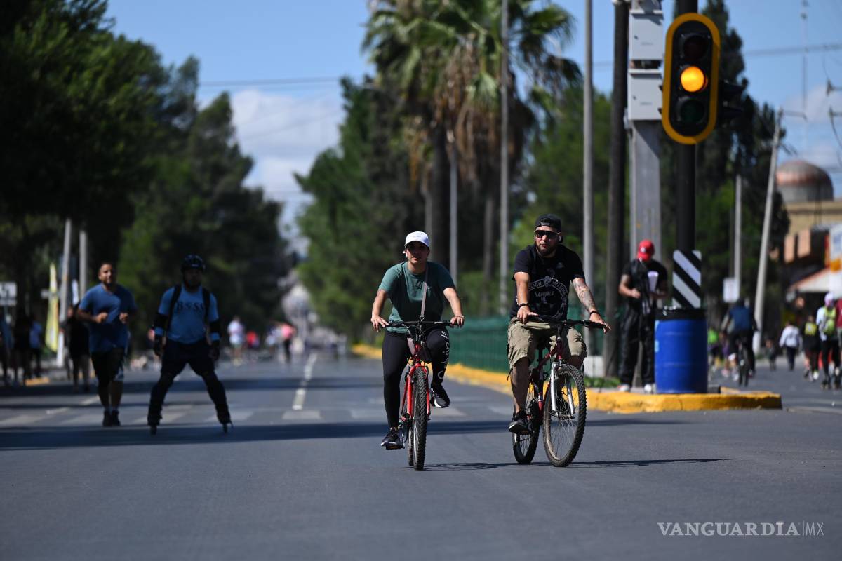 $!Familias saltillenses aprovecharon la Ruta Recreativa para caminar, andar en bicicleta o ejercitarse al aire libre este domingo.