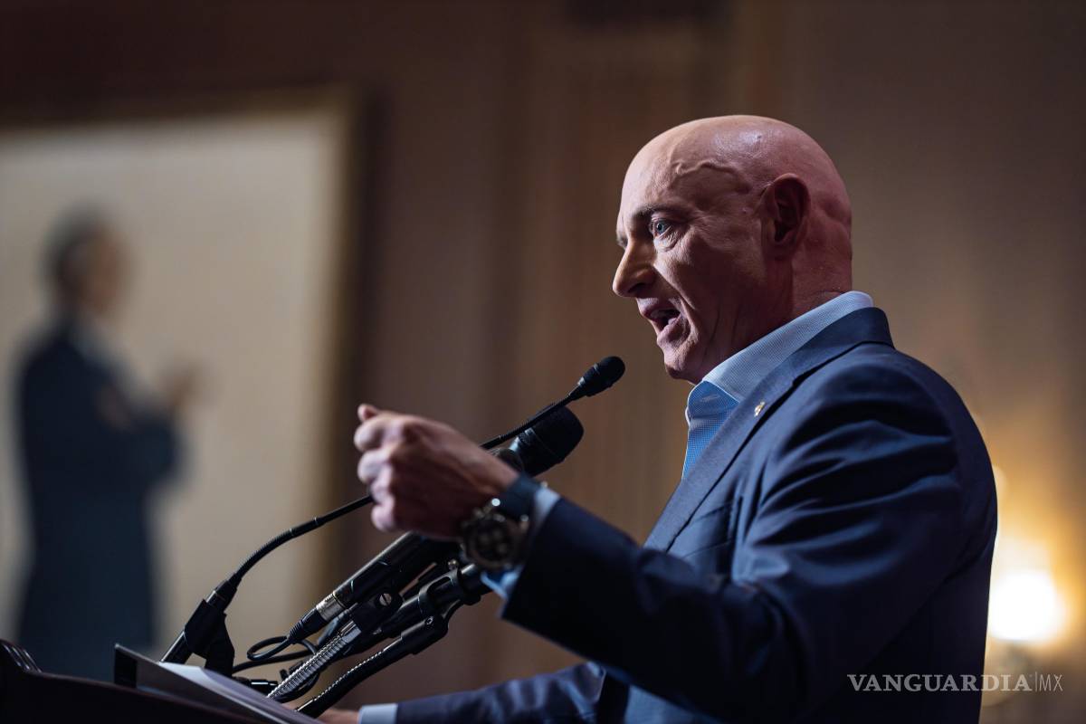 $!El senador demócrata Mark Kelly refuta los intentos de Donald Trump y Pete Hegseth, de intimidarlo por criticar los ataques estadounidenses en el Caribe.