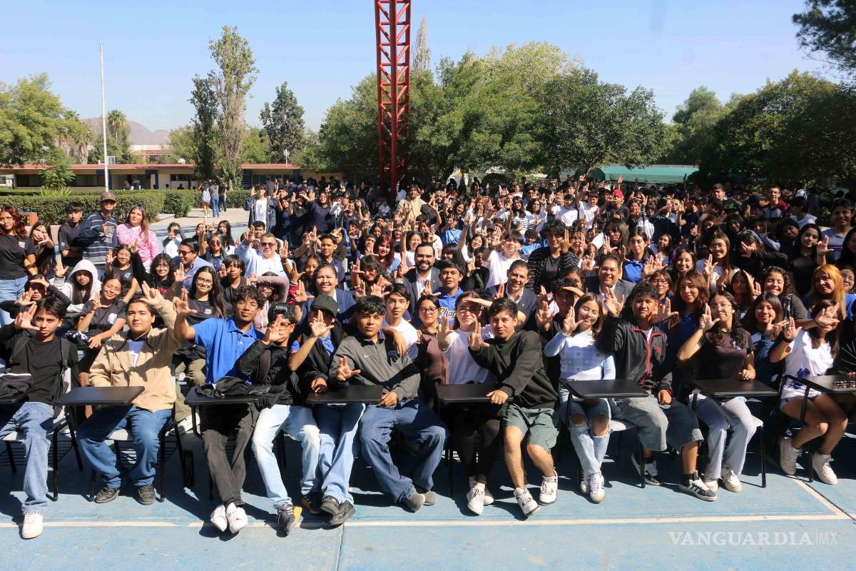 Rector de la UAdeC entrega mobiliario al Instituto de Ciencias y Humanidades