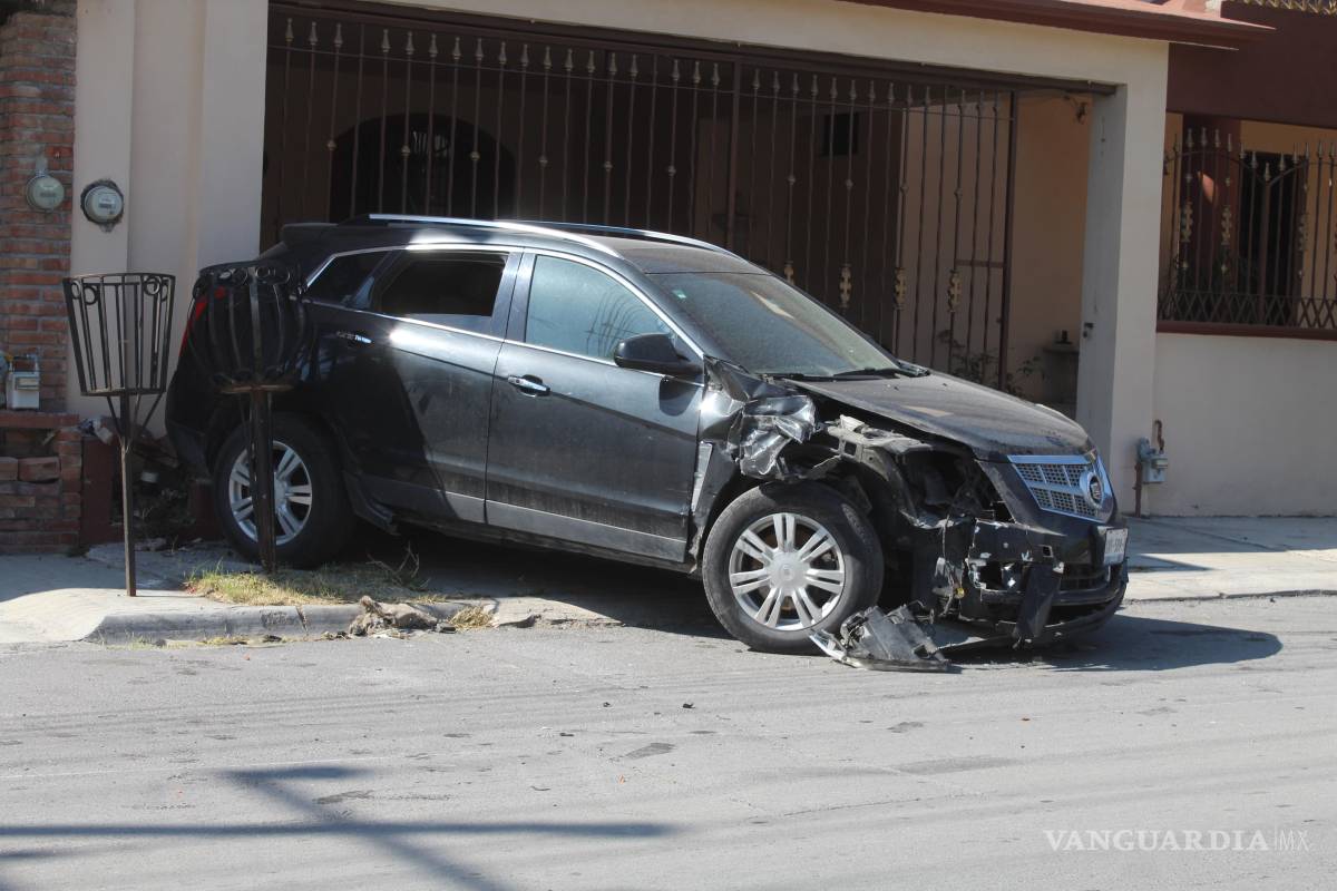 Impacta camioneta estacionada y huye del lugar, al norte de Saltillo