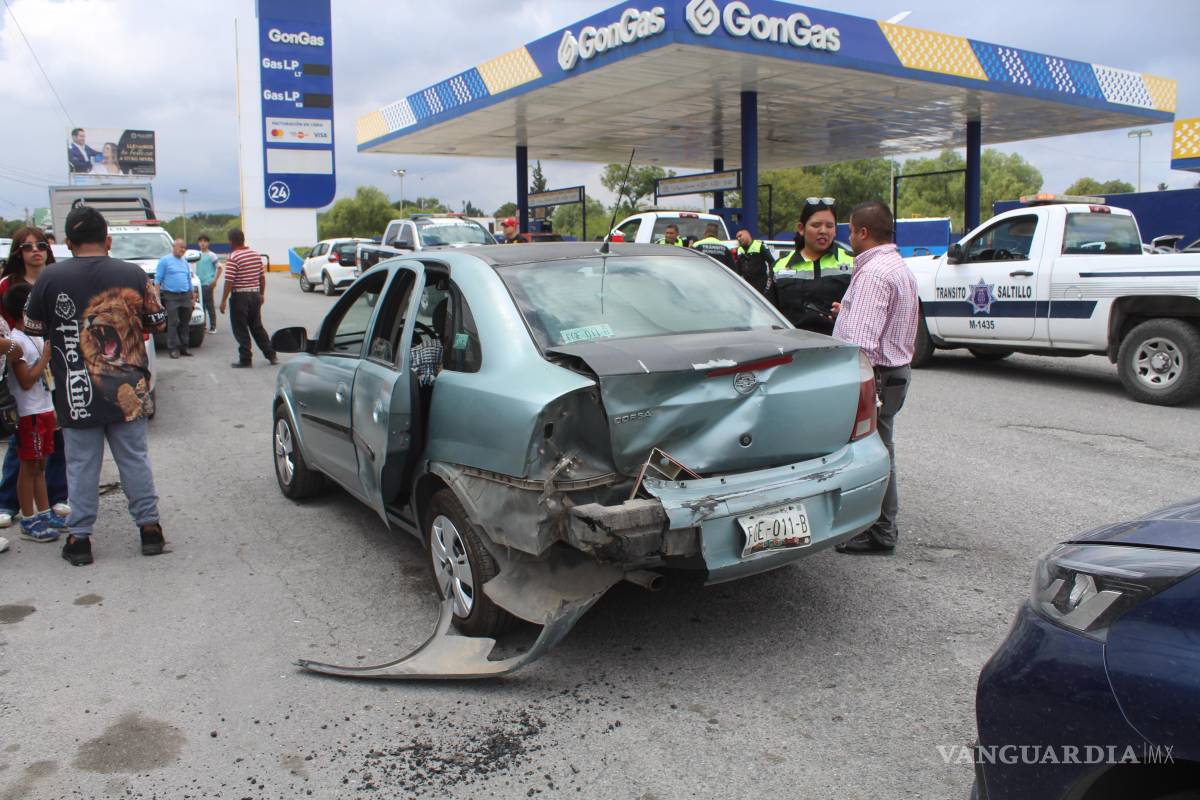 Se dan ‘cerrones’, chocan y terminan en pleito al sur de Saltillo; conductor es detenido