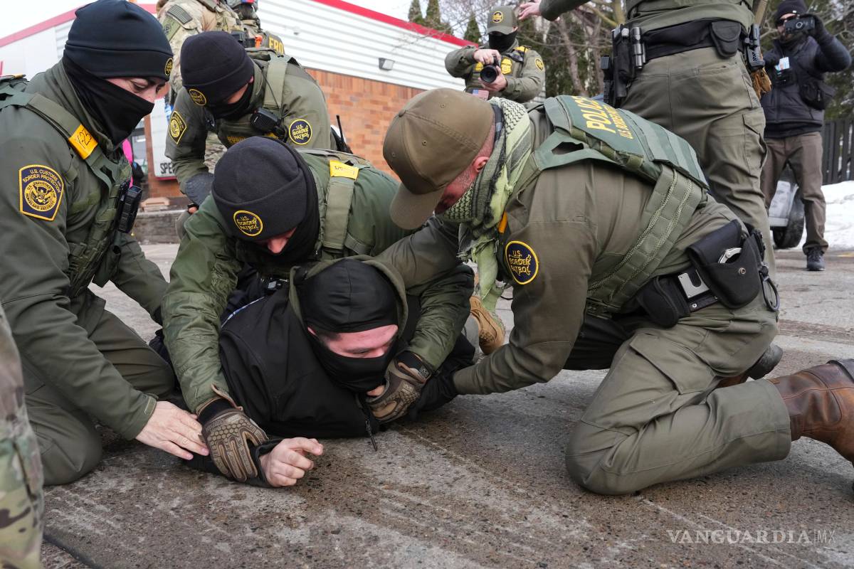 $!Agentes de la Patrulla Fronteriza arrestan a un activista el domingo 11 de enero de 2026 en St. Paul, Minnesota.