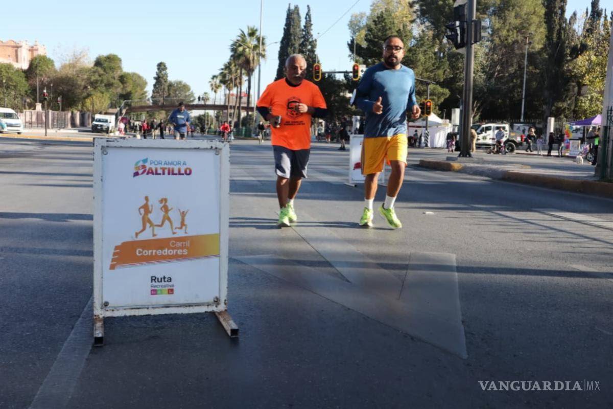$!Familias saltillenses recorrieron el bulevar Venustiano Carranza en un ambiente de convivencia y esparcimiento.