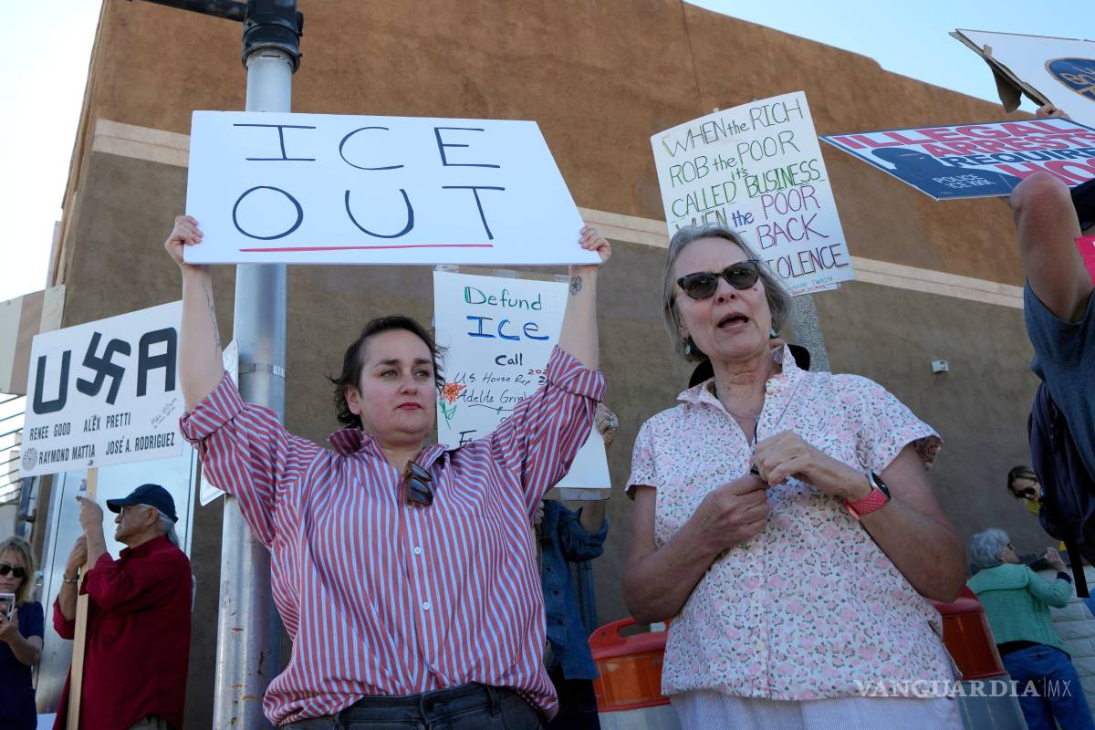 $!Personas protestan contra las operaciones del ICE después de que Kristi Noem hablara en la frontera en Nogales, Arizona.