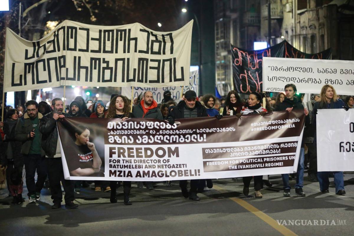 $!Manifestantes sostienen pancartas pidiendo la liberación de la periodista encarcelada Mzia Amaghlobeli mientras marchan por las calles de Tbilisi, Georgia.