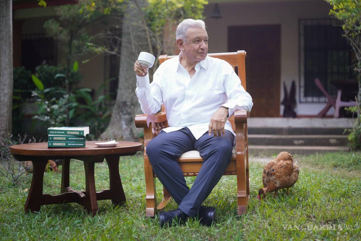 AMLO reaparece y presenta su nuevo libro ‘Grandeza’