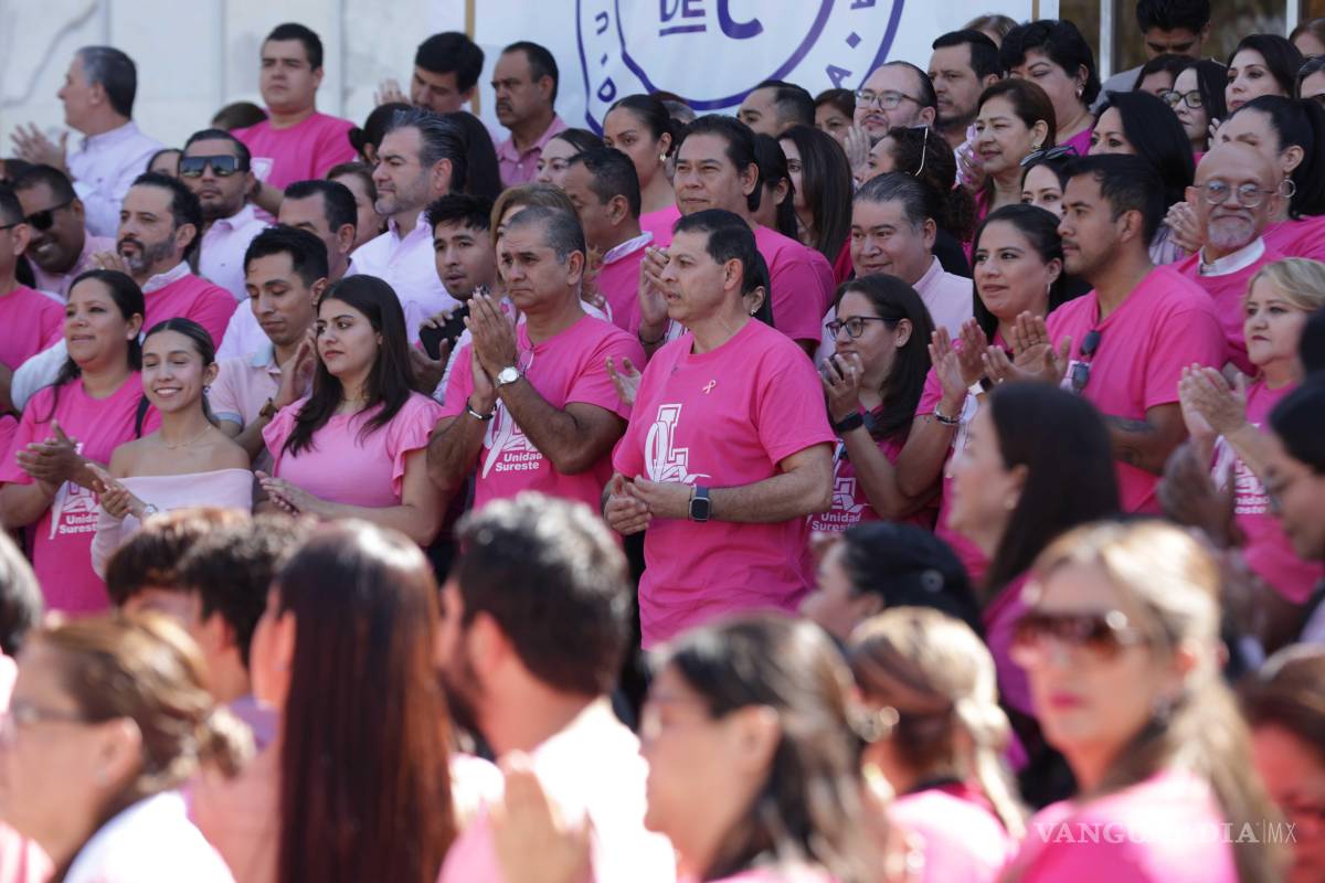 $!Estudiantes y personal universitario formaron un Lazo Rosa humano en la explanada de Rectoría como parte del Día Mundial contra el Cáncer de Mama.