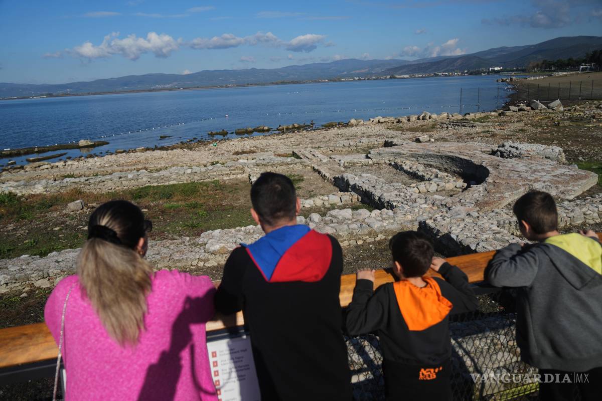 $!Visitantes observan las excavaciones de la antigua Basílica Cristiana de San Neófito, de la época bizantina, en Iznik, también conocida como Nicea.