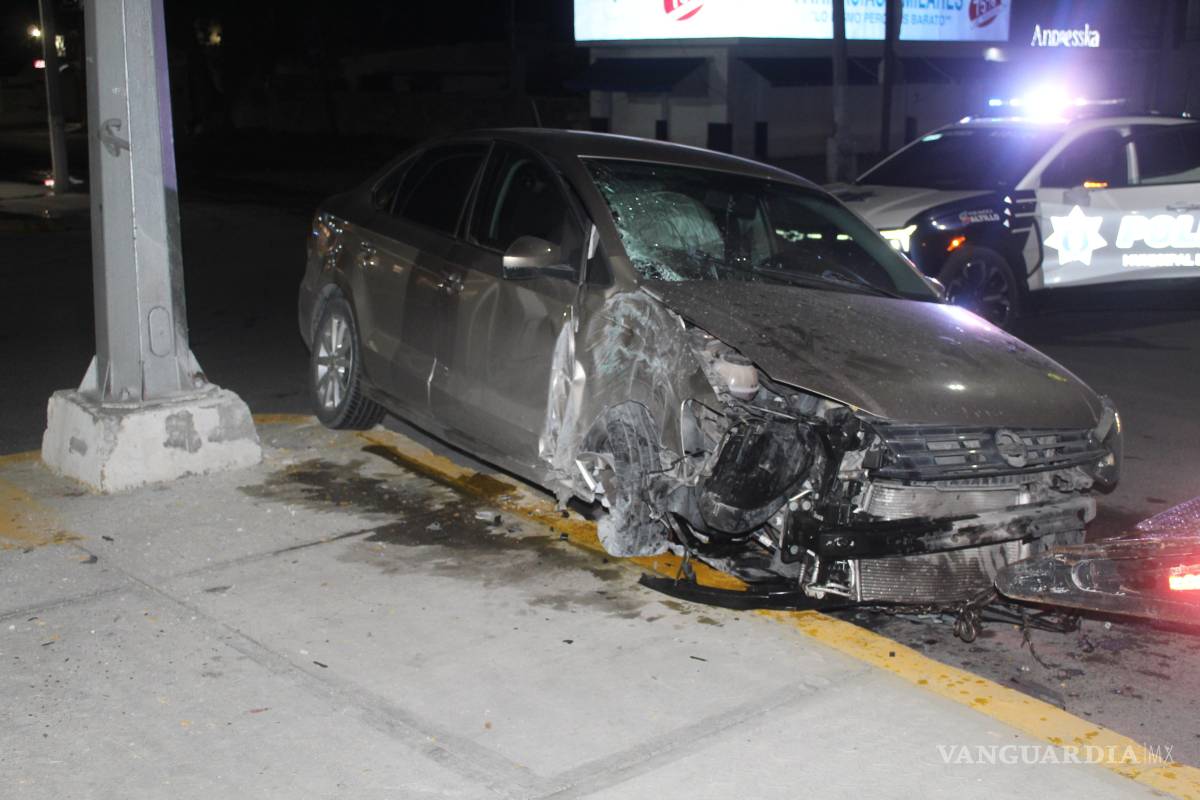Destroza su auto contra semáforo al presuntamente intentar evitar un choque, en Saltillo