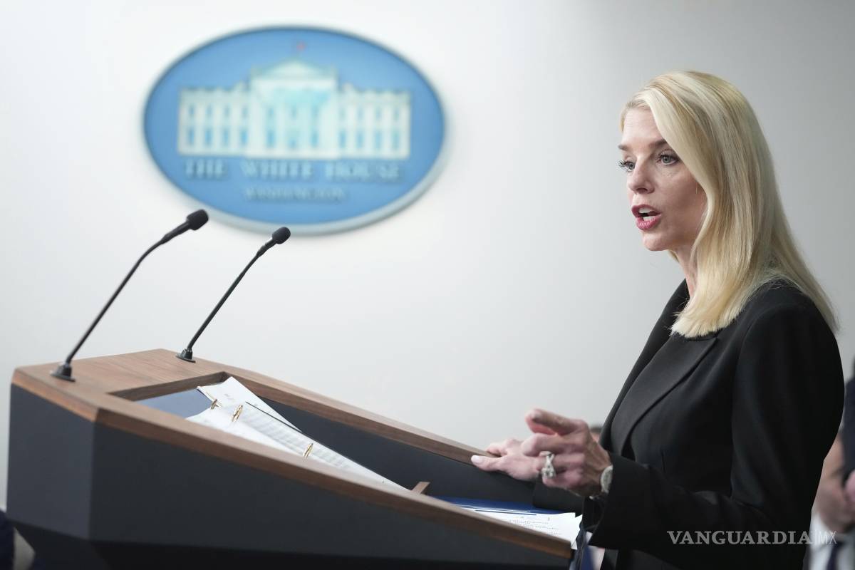 Despiden a empleado federal de EU ¡por lanzarle sándwich a agente!