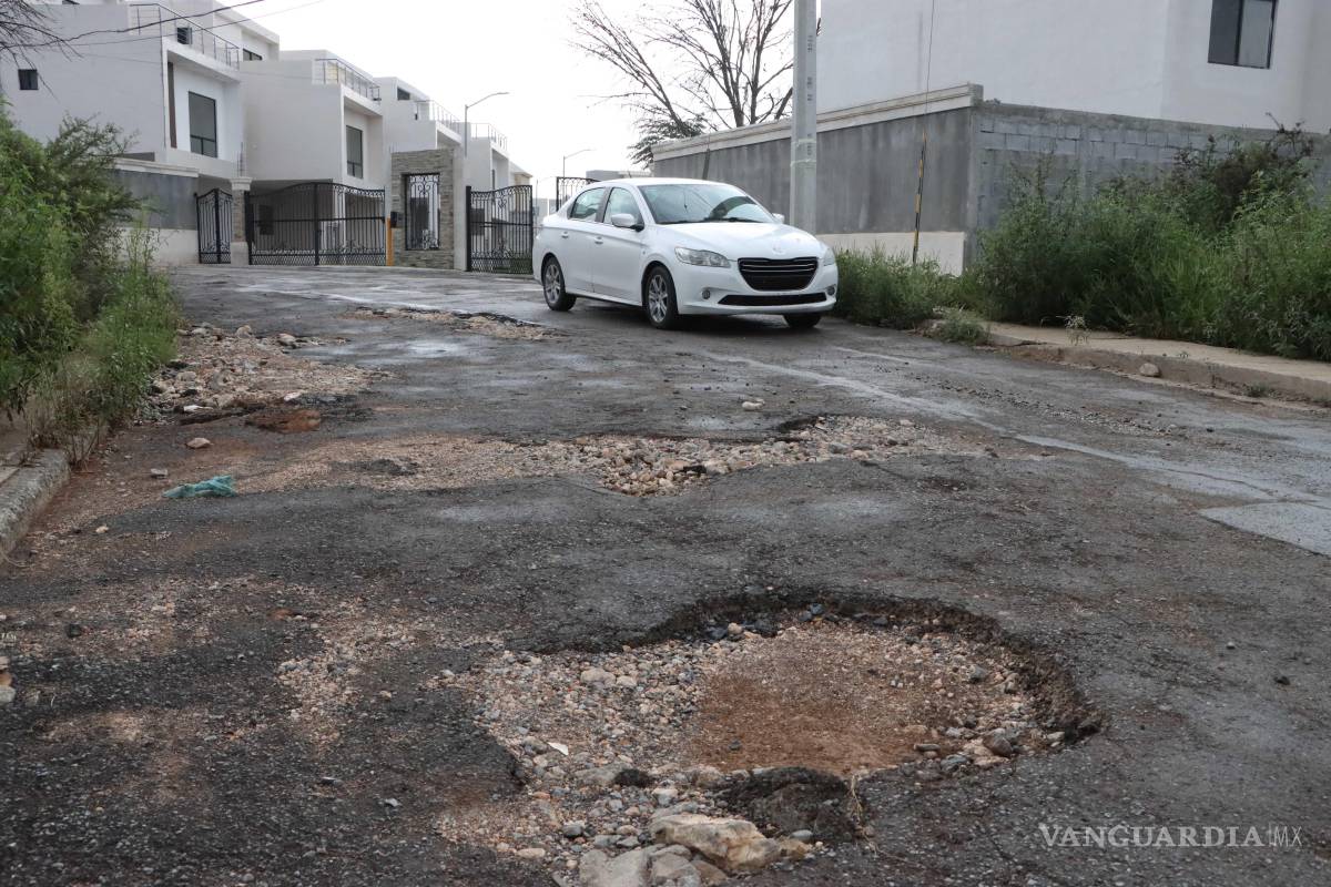 Saltillo: Pavimento destrozado en Paseo del Cortijo deja riesgos para automovilistas y vecinos